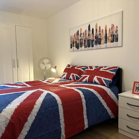 Modern, Large Independent Room With En-Suite Bathroom In Private Owned Apartment Лондон Екстер'єр фото