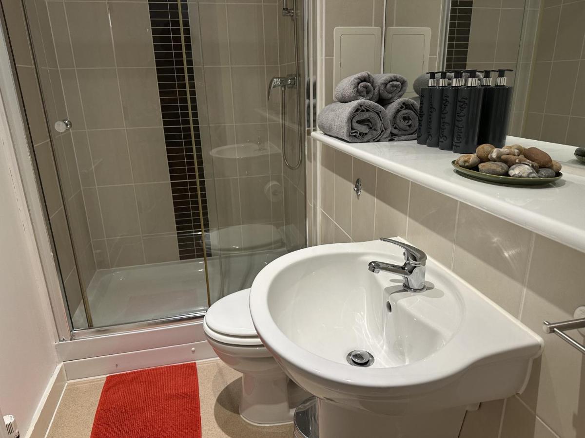 Modern, Large Independent Room With En-Suite Bathroom In Private Owned Apartment Лондон Екстер'єр фото
